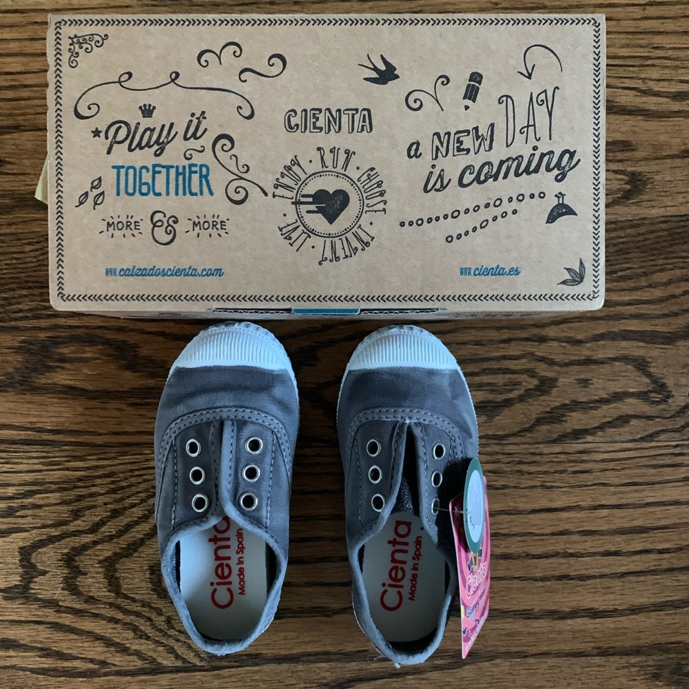 Cienta grey lace-less sneaker